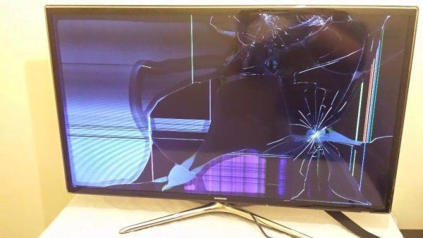 Разбитый экран телевизора Samsung